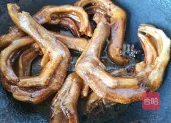 Illustration of braised duck feet 9