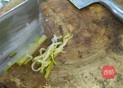 Illustration of making shredded pork with pickled mustard 2