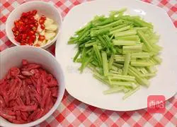  Illustration of how to make fried beef with celery 1