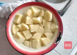 Illustration of how to cook chicken legs stewed with potatoes 2