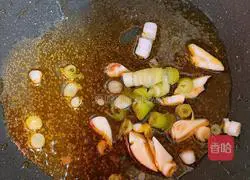 Illustration of how to make stir-fried meat with garlic moss 4