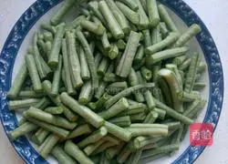 Illustration of home-style stir-fried beans with meat 3