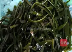 Illustration of how to make stir-fried kelp 1