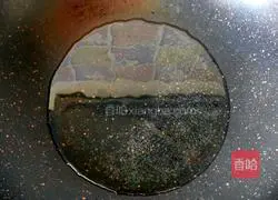 Illustration of how to suck the roots of chicken wings 7