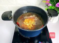 Soybean braised pig's trotters recipe 10