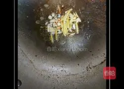 Illustration of how to stir-fry chicken kidneys with celery and water chestnuts 6