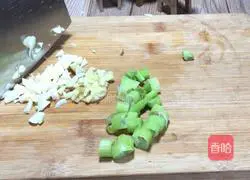 Illustration of how to make fried green tomatoes with preserved eggs 4