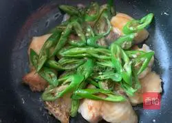 Illustration of how to make fried fish cubes with green pepper 9