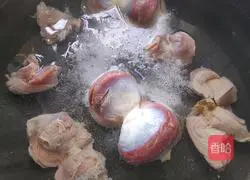 Illustration of making spicy and sour chicken offal 2