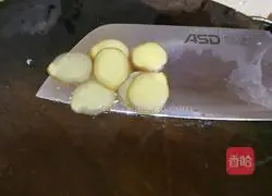 Illustration of how to cook duck gizzards with pickled cabbage 2