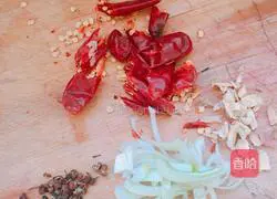 Illustration of how to make spicy bacon and seaweed head 3