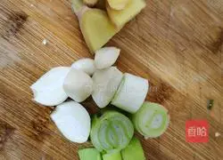 clear Illustration of how to make fried razor clams 1