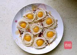 Illustration of how to stuff quail eggs with enoki mushrooms 4