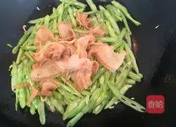 Illustration of how to make bacon and green beans 12