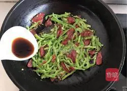Illustration of how to stir-fry bacon with hot pepper 7