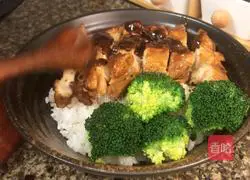 Illustration of how to make teriyaki chicken chop rice 12