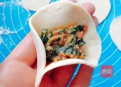 Illustration of how to make leek and pork dumplings 10