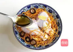 Illustration of how to steam chicken legs with Cordyceps flowers 5