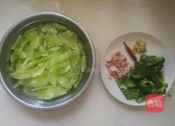 Illustration of how to stir-fry shredded pork with lettuce and green pepper 1