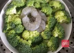 Illustration of how to make steamed shrimps with broccoli 6