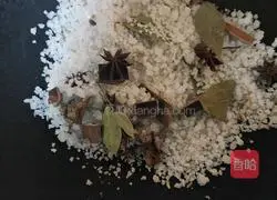 Illustration of how to make salt-baked chicken in the countryside 2