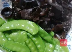 Illustration of how to stir-fry three delicacies 5