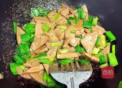 Illustration of how to stir-fry pork liver with garlic sprouts 8