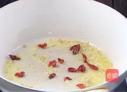 Stir-fry leeks Illustration of how to make pig blood 6