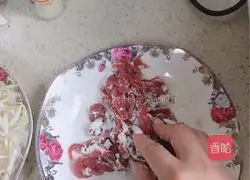 Illustration of how to make fried shredded beef with bean sprouts 2