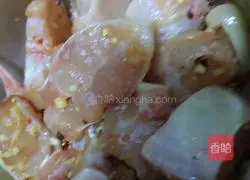 Illustration of how to braise catfish in sauce 1