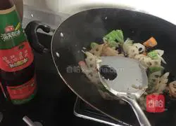 Illustration of how to make stir-fried meat with lotus root and fungus 9