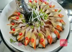 Illustration of how to open a peacock's tail 8