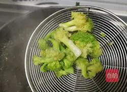 Illustration of how to make two-color rice bento with fried shredded pork and lotus root 11