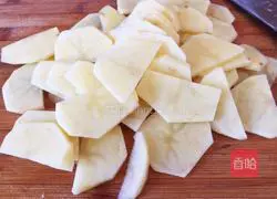 Illustration of how to cook potato slices with pork skin 2