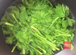 Illustration of how to make fried shredded pork with celery 2