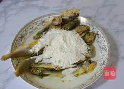 Illustration of how to make dry-fried yellow croaker 6