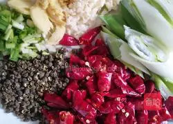 Illustration of how to make spicy boiled fish 1