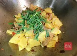 Illustration of how to make pork belly and fried potatoes 11