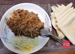 Illustration of home-cooked shredded pork with Beijing sauce 5