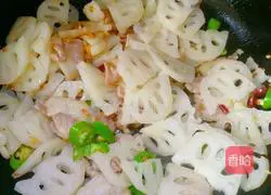 Illustration of how to stir-fry lotus root and meat 6