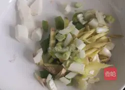 Illustration of how to make braised pork ribs with mushrooms and potatoes 1