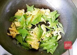 Illustration of how to make scrambled eggs with lettuce 6