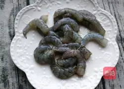 Illustration of how to make fried rice cakes with fresh vegetables and shrimp balls 2