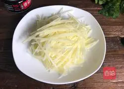 Illustration of how to make shredded potatoes with mushroom sauce 3