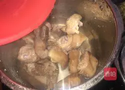 Illustration of how to make pig's feet and ginger vinegar 6