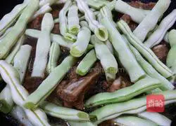 Illustration of how to stew pork ribs with beans 6