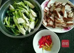 Illustration of how to stir-fry bacon with garlic sprouts 2