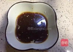 Illustration of how to make three-color fungus meat slices with pickled pepper 6