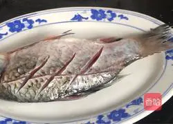 Steamed wolfberry Illustration of how to cook crucian carp 3
