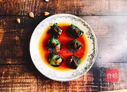 Illustration of how to make lettuce rolls with meat 7